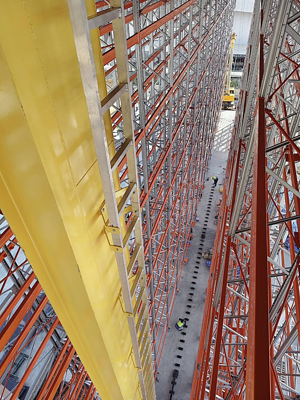 ติดตั้งเสา Stacker Crane ในช่องทางเดินชั้นวาง